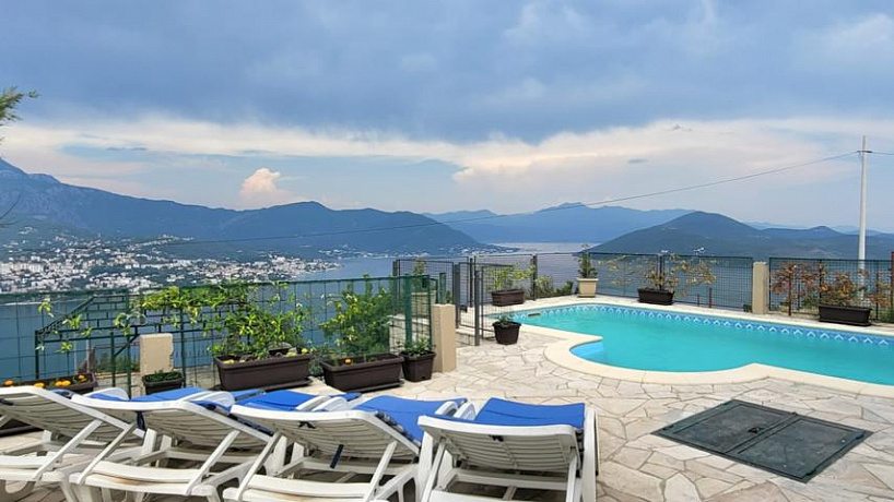 Stunning villa with pool and panoramic views of the bay